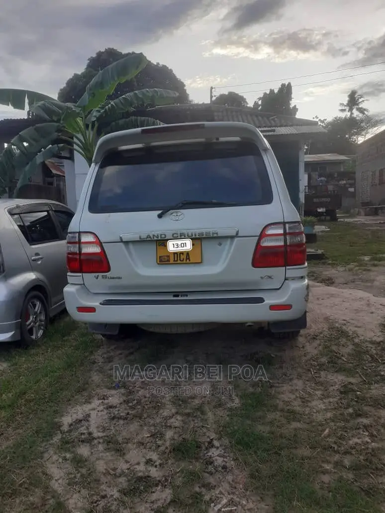 Toyota Land Cruiser 2005 White