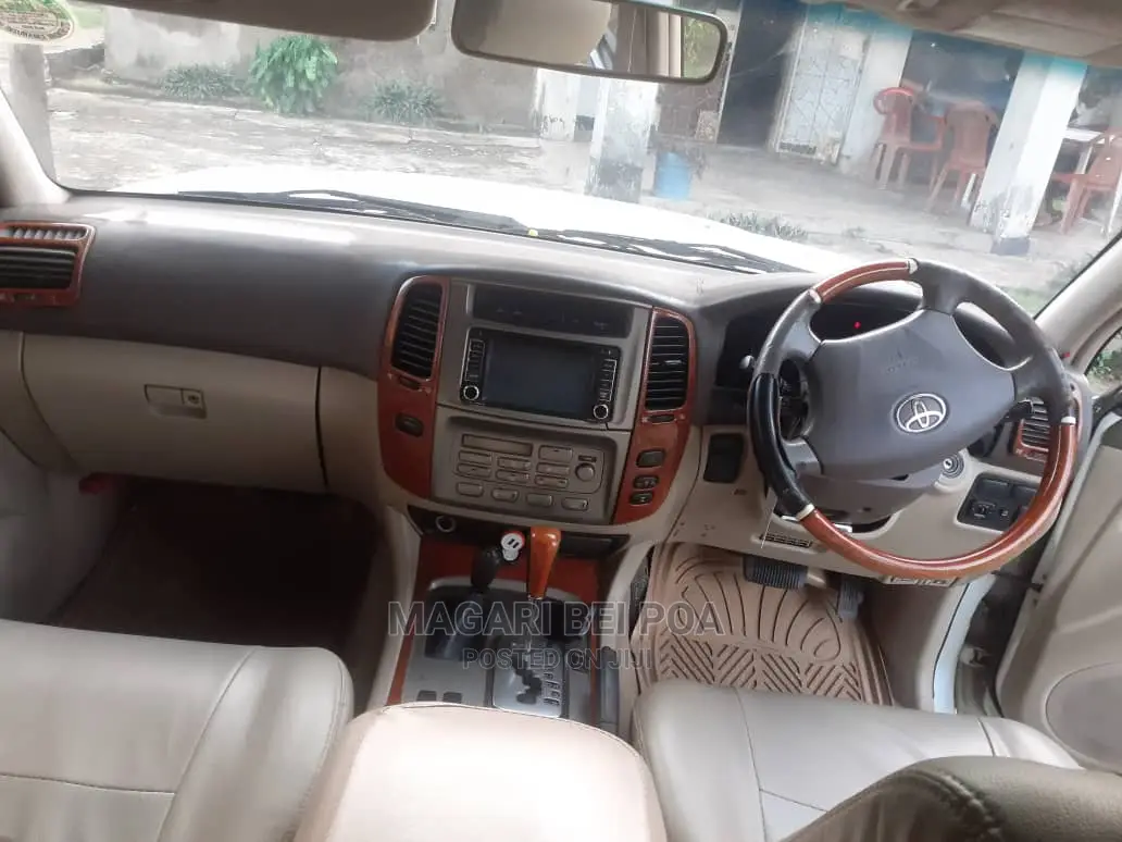 Toyota Land Cruiser 2005 White