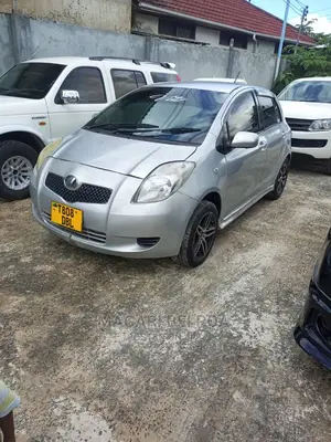 Toyota Vitz 2009 Silver