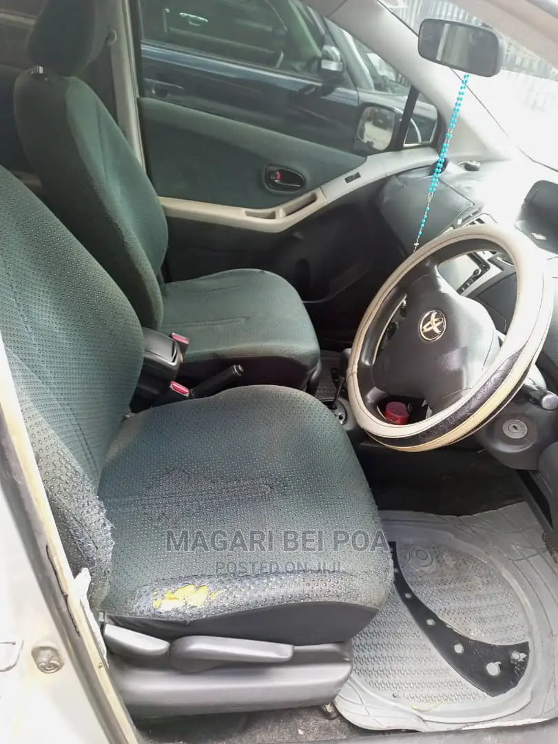 Toyota Vitz 2009 Silver