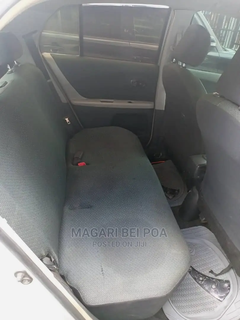 Toyota Vitz 2009 Silver