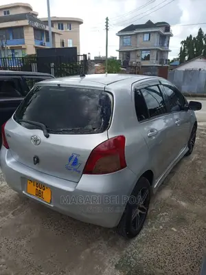 Toyota Vitz 2009 Silver