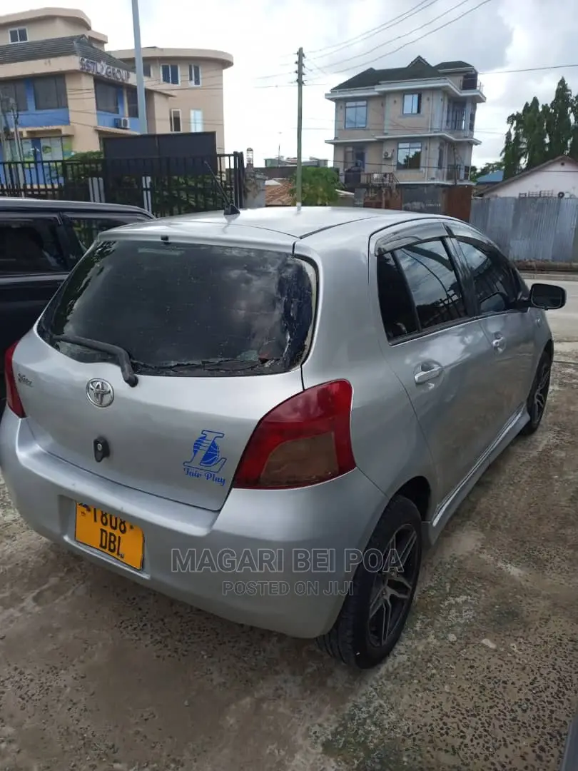 Toyota Vitz 2009 Silver