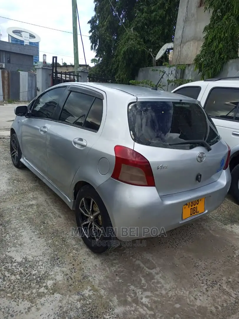 Toyota Vitz 2009 Silver