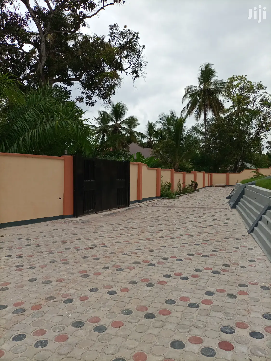 Ina Vyumba2,Master,Sebule,Jiko,Public Toilet Na Parking