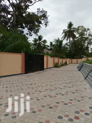 Ina Vyumba2,Master,Sebule,Jiko,Public Toilet Na Parking
