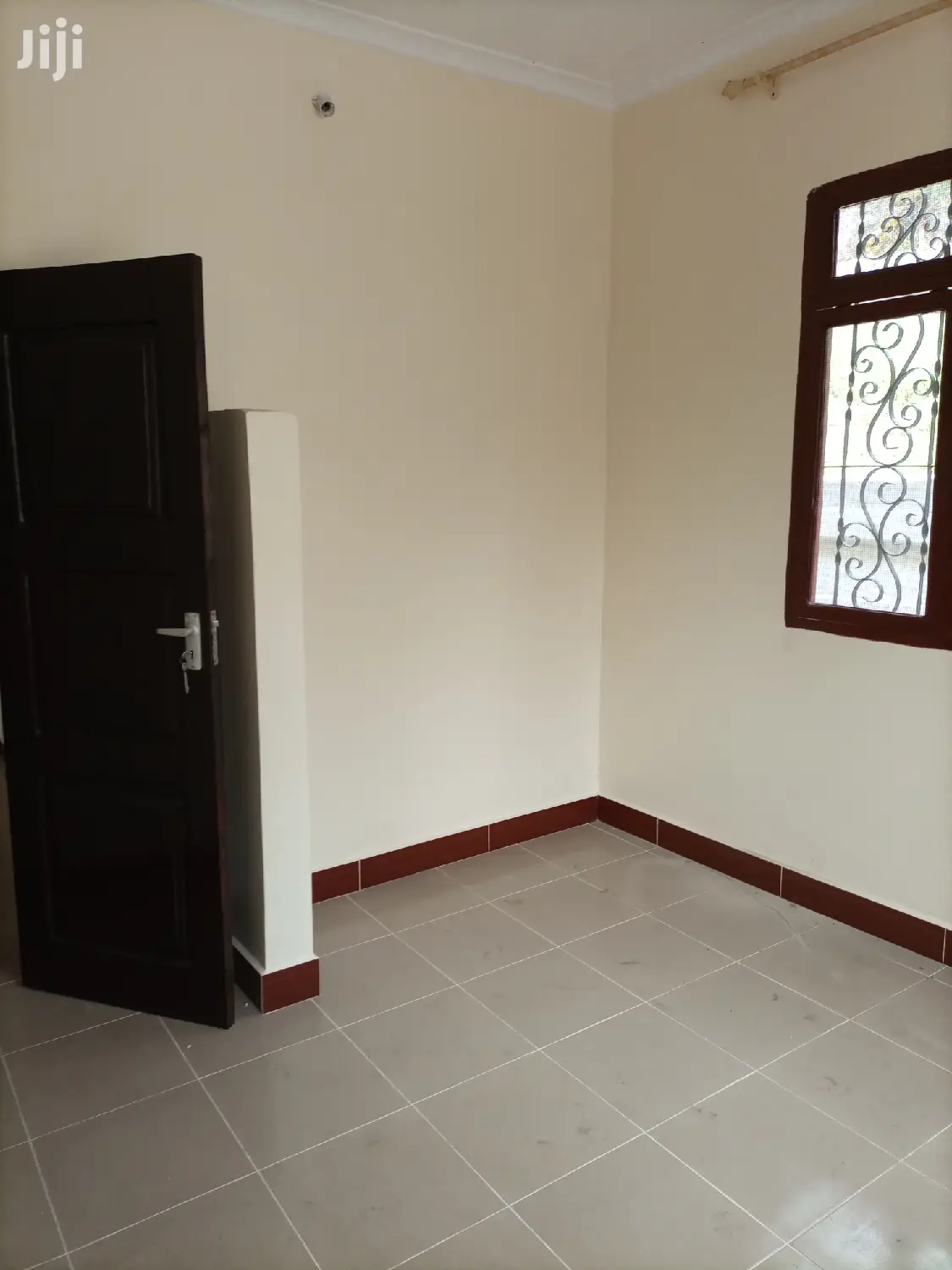 Ina Vyumba2,Master,Sebule,Jiko,Public Toilet Na Parking