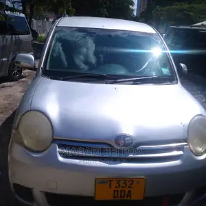 Toyota Sienta 2006 Silver