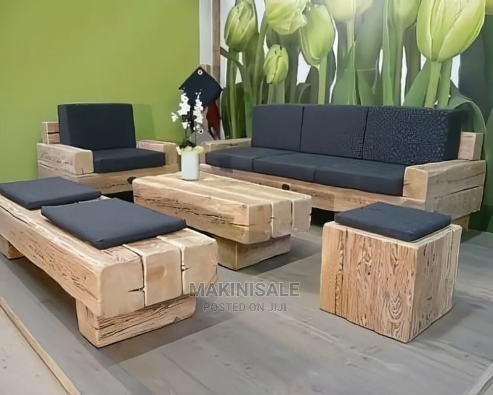 Sofa Na Meza Na Armchairs Vyote Kwa Pamoja