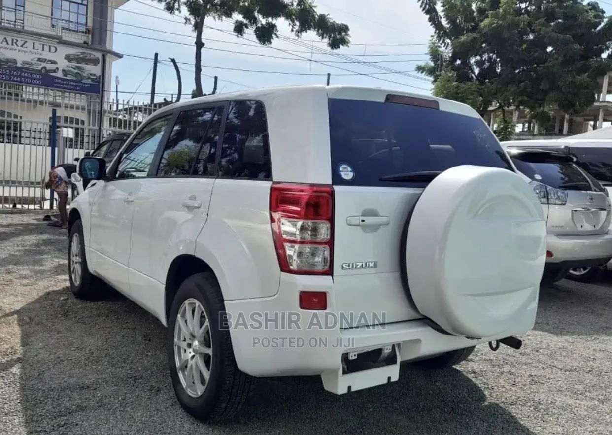 Suzuki Escudo 2005 White