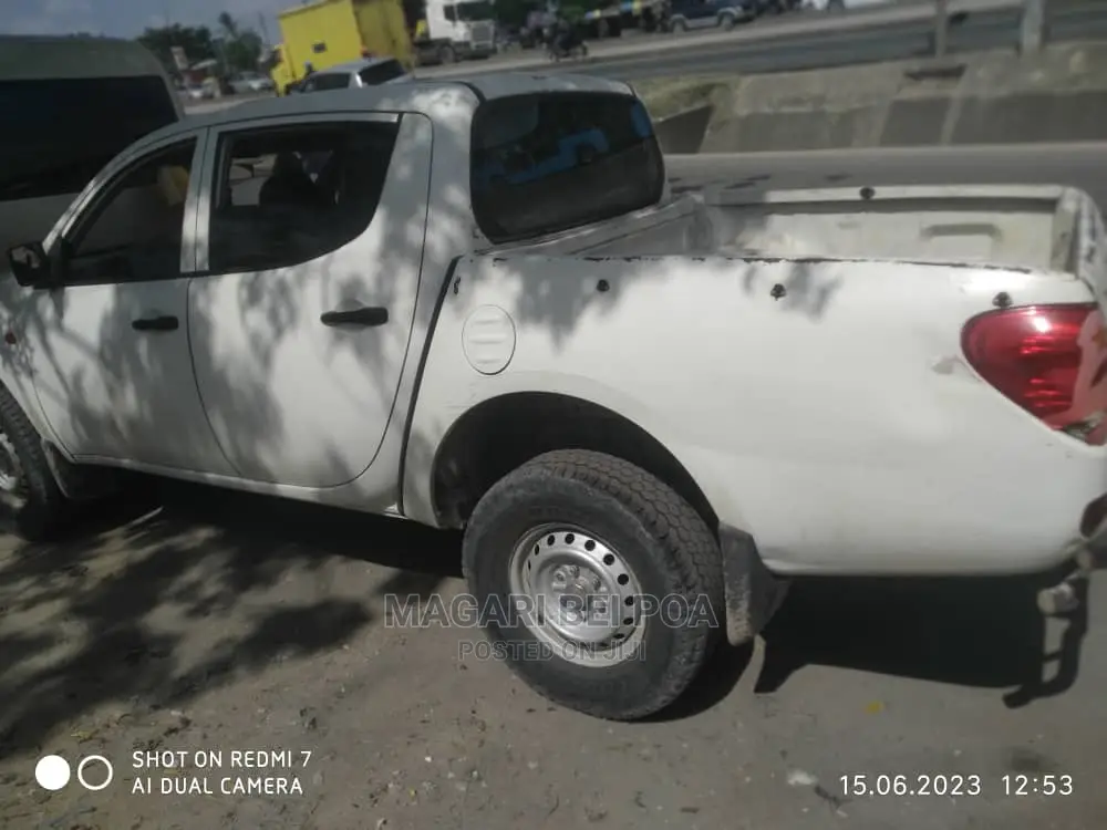 Mitsubishi L200 2014 White