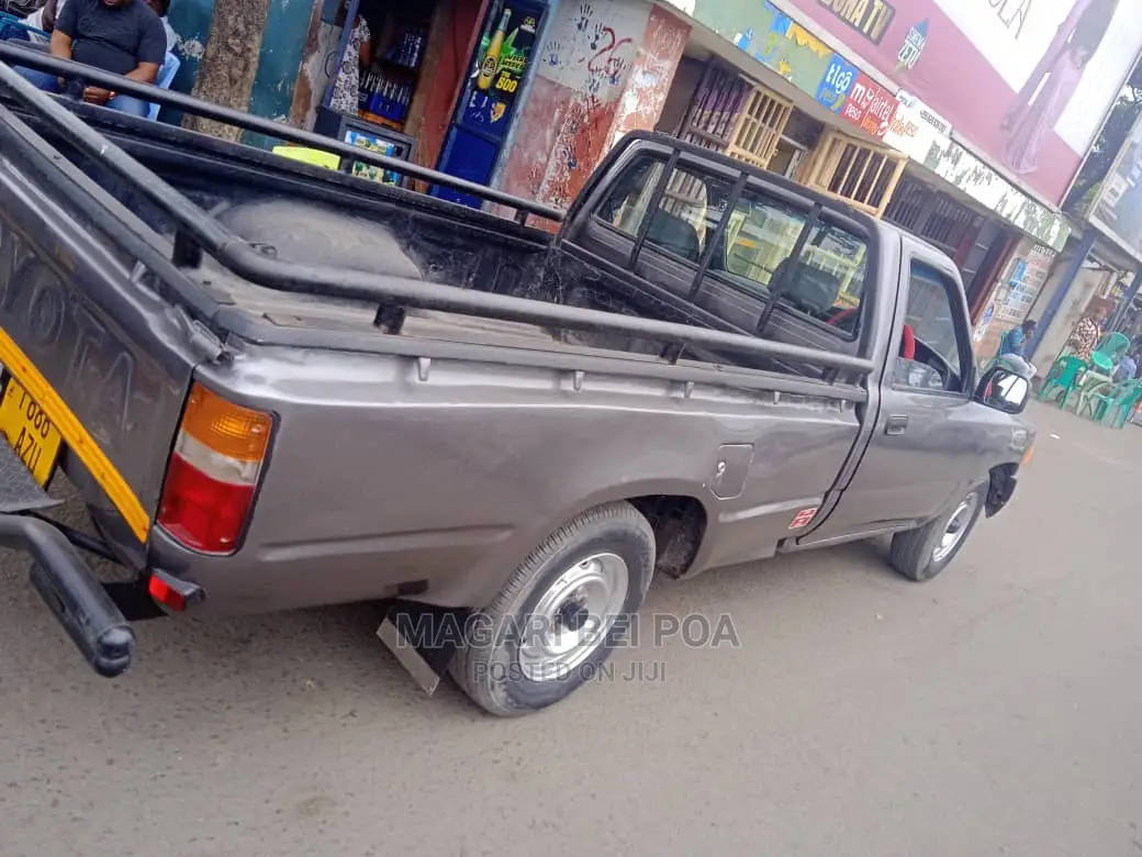 Toyota Hilux 2000 Gray