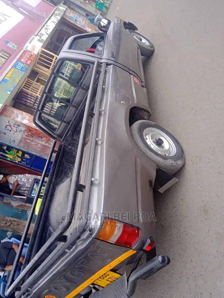 Toyota Hilux 2000 Gray