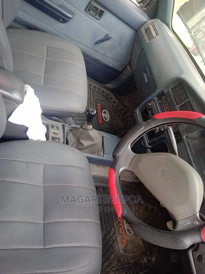 Toyota Hilux 2000 Gray