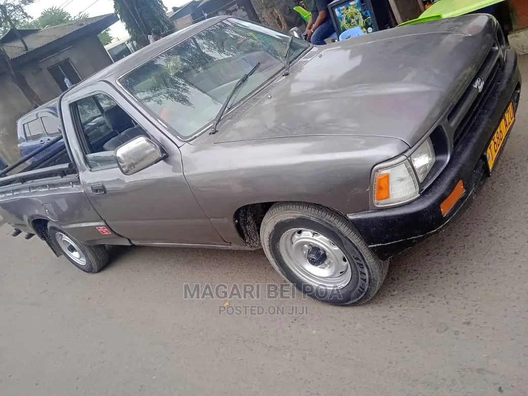 Toyota Hilux 2000 Gray