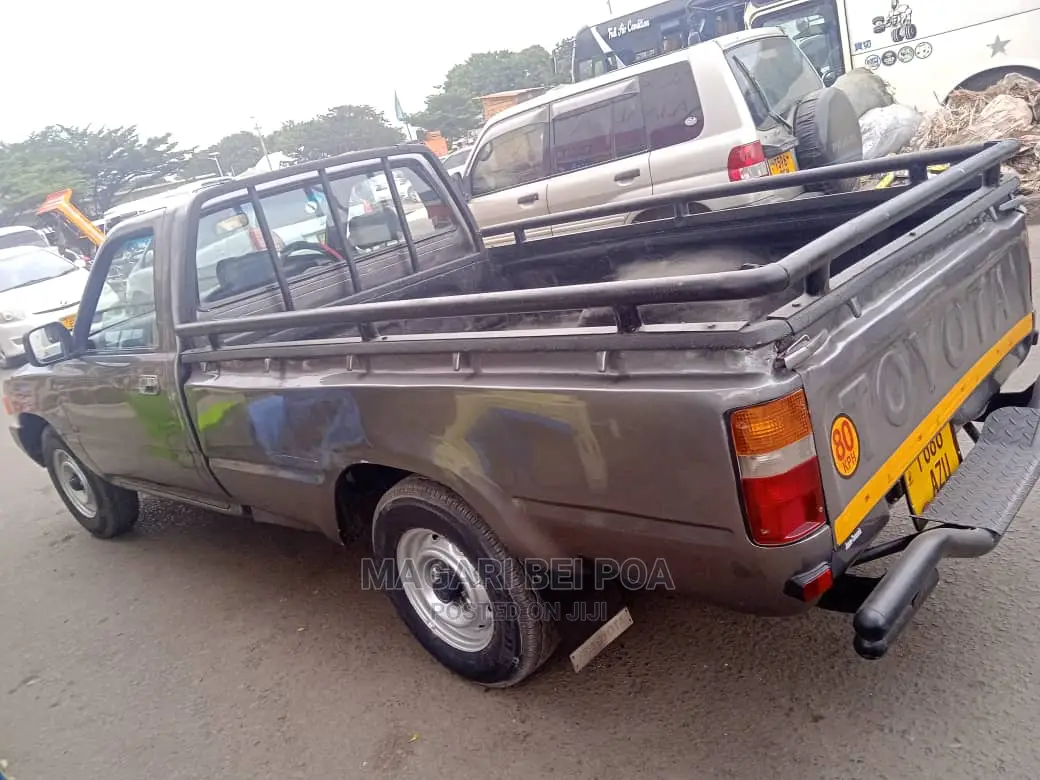 Toyota Hilux 2000 Gray