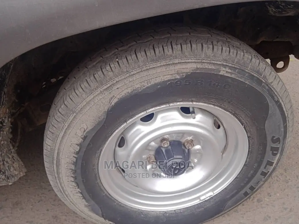 Toyota Hilux 2000 Gray