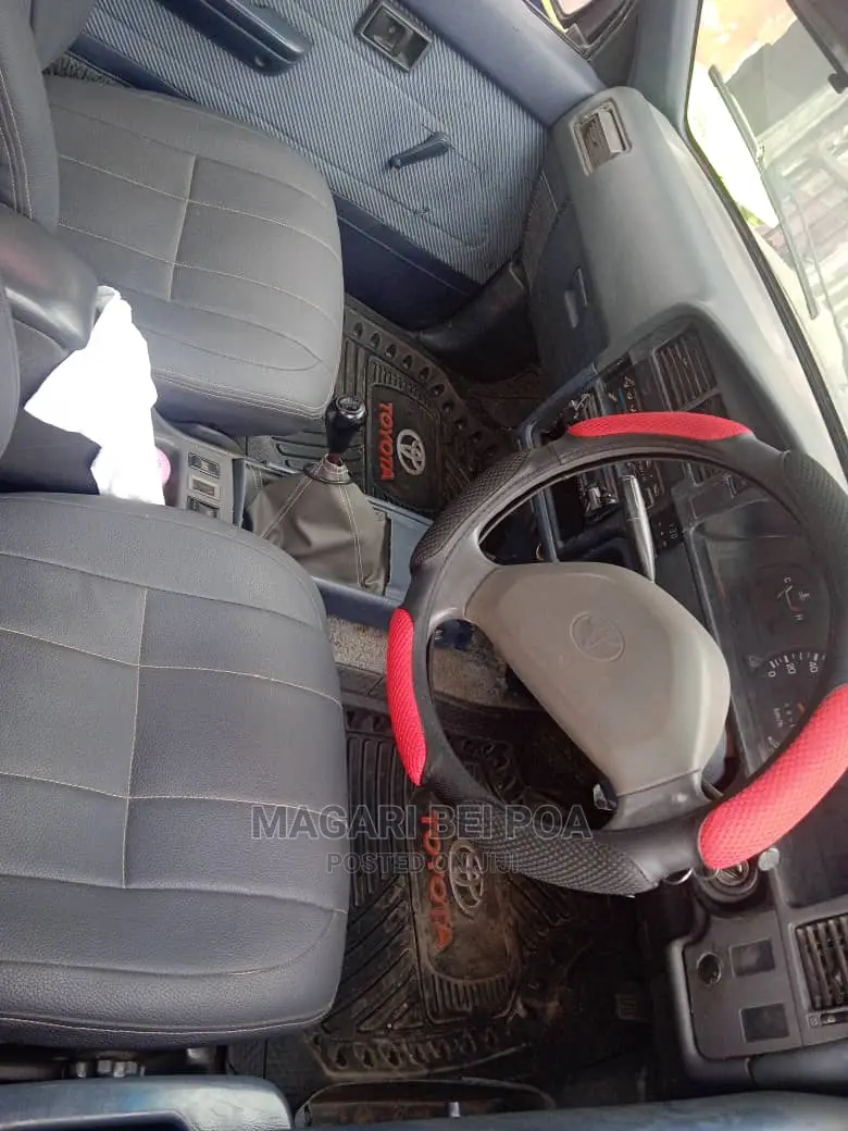 Toyota Hilux 2000 Gray