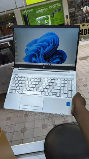 New Laptop HP 15-Da2933nia 8GB Intel Core I3 SSD 256GB