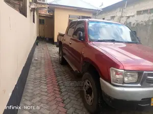 Toyota Hilux 2004 Red