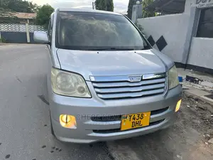 Toyota Noah 2.0 AWD (8 Seater) 2003 Silver