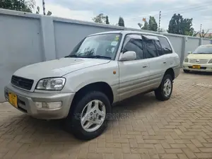 Toyota RAV4 Base FWD 2001 White