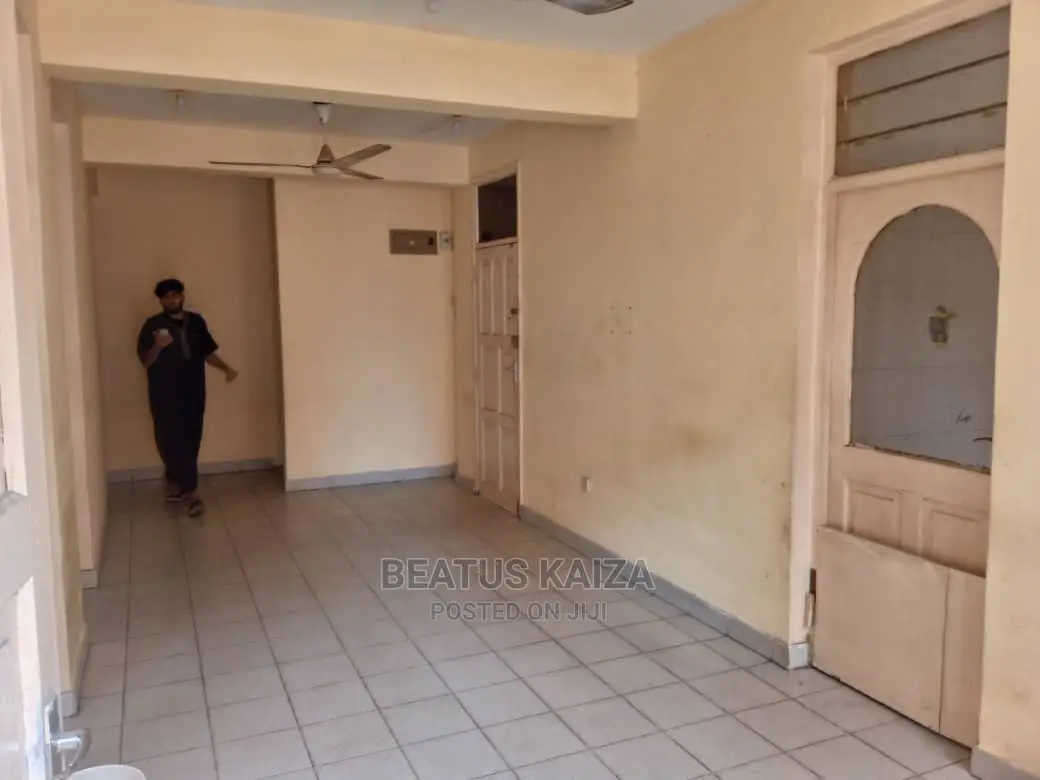 3bdrm Block of Flats in Kariakoo Livingstone for rent