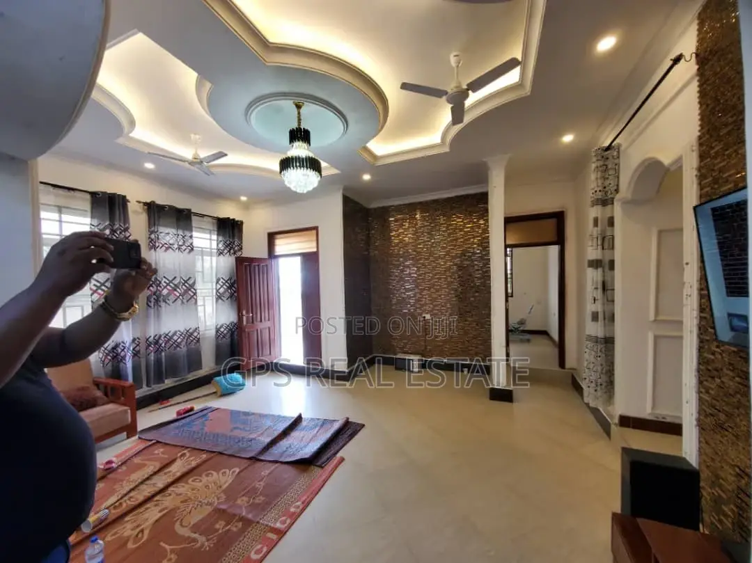 3bdrm House in Dovya Chamazi for sale
