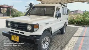 Toyota Land Cruiser 2005 White