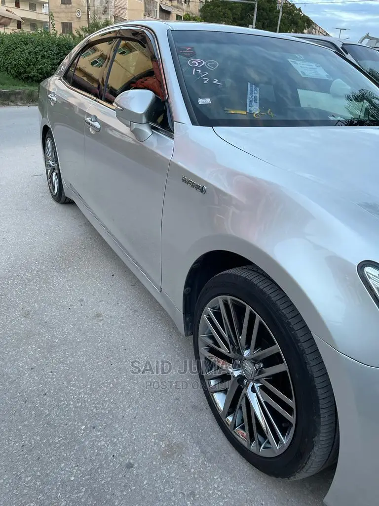 Toyota Crown 2016 Silver