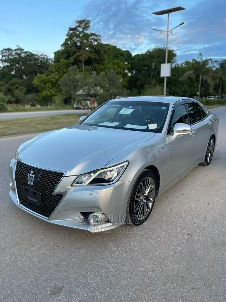 Toyota Crown 2016 Silver