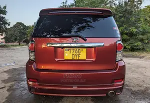 Toyota Corolla Rumion Hatchback 1.5 FWD 2010 Red