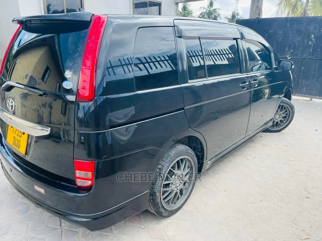 Toyota ISIS 1.8 L 2006 Black