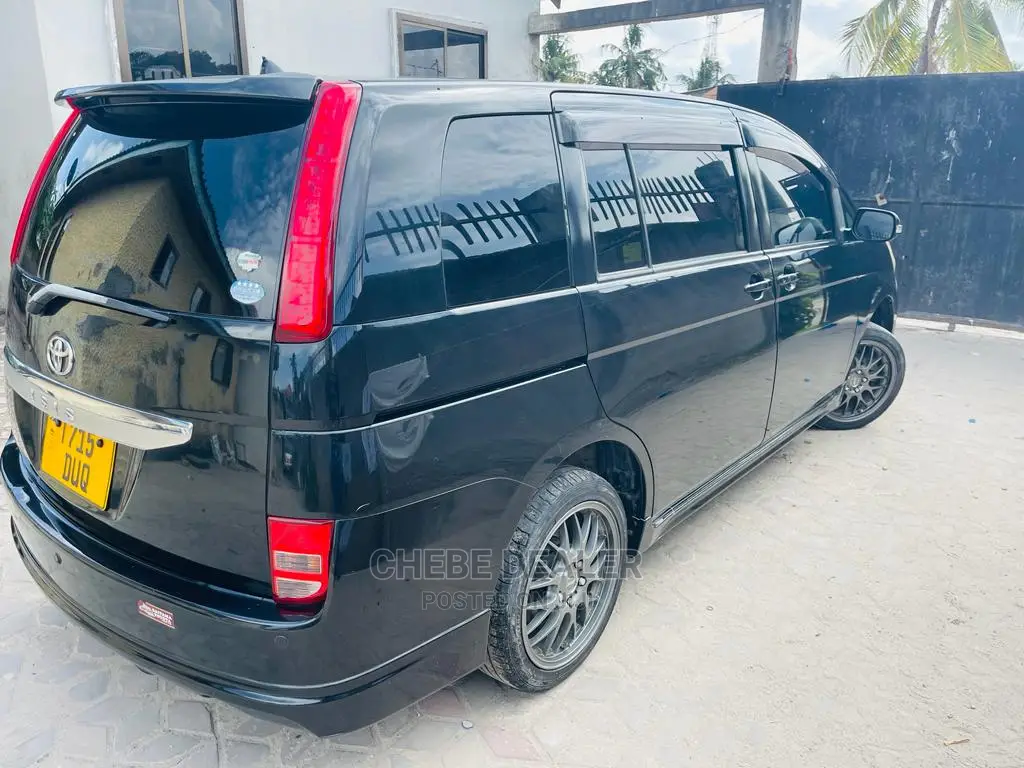 Toyota ISIS 1.8 L 2006 Black