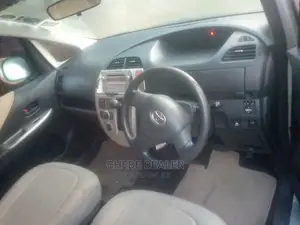 Toyota Ractis 1.3 FWD 2009 Silver