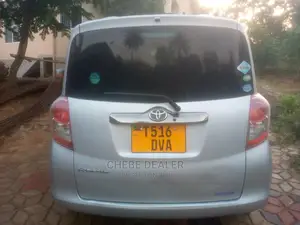 Toyota Ractis 1.3 FWD 2009 Silver