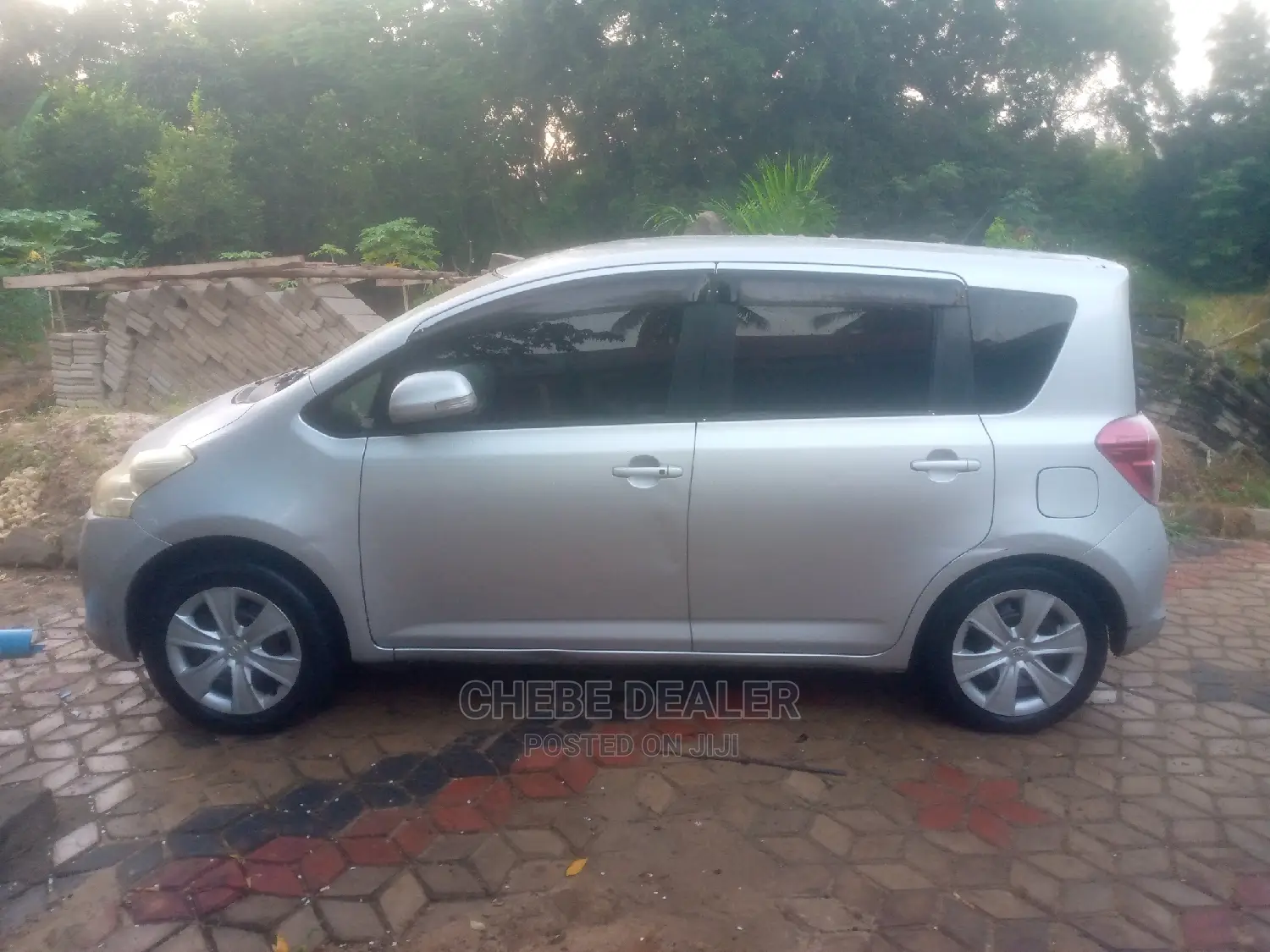 Toyota Ractis 1.3 FWD 2009 Silver