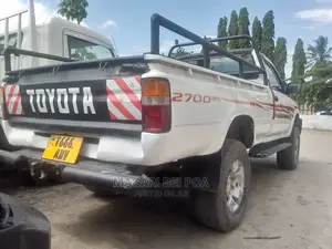 Toyota Hilux 2001 White