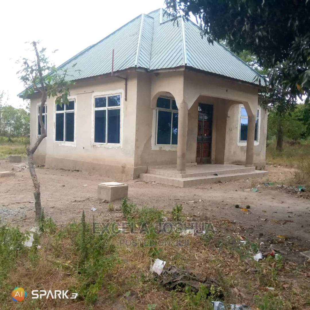 Kiwanja Kina Nyumba Tano Ndani Yake Kinauzwa Sabasaba Mwanza
