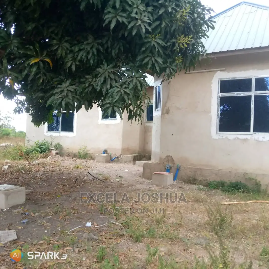 Kiwanja Kina Nyumba Tano Ndani Yake Kinauzwa Sabasaba Mwanza