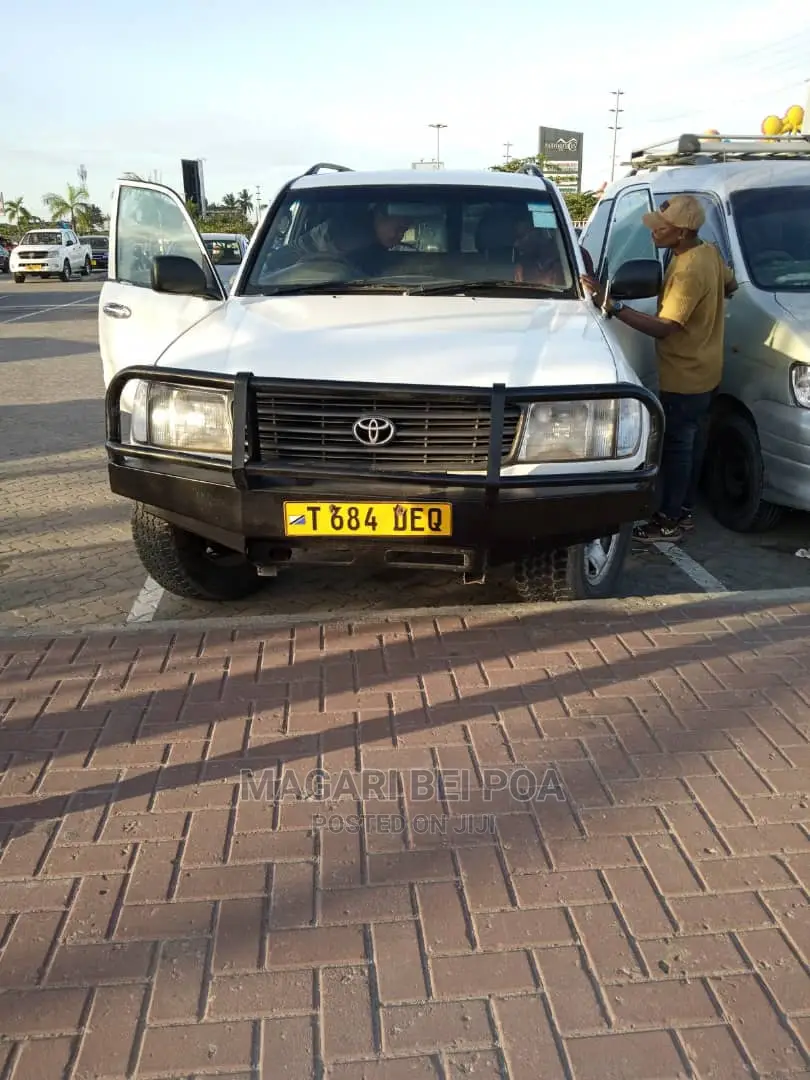 Toyota Land Cruiser 1999 White
