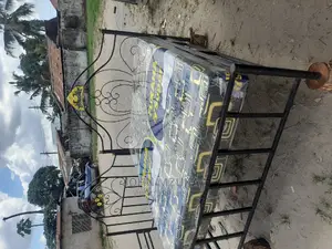 Kitanda Cha Chuma Na Godoro (Mattres)