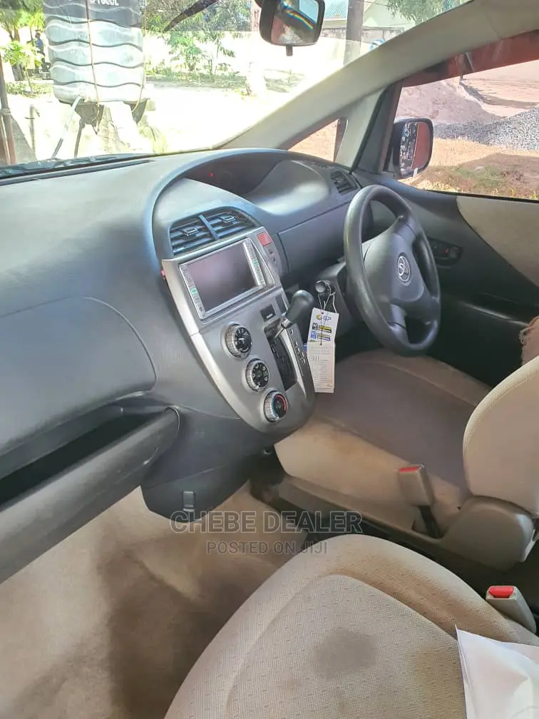 Toyota Ractis 1.3 FWD 2005 Silver