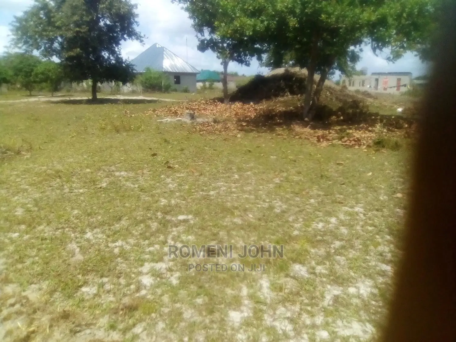 Eneo La Makazi Na Biashara Linauzwa Ml 2.2 Ukonga Bombambili