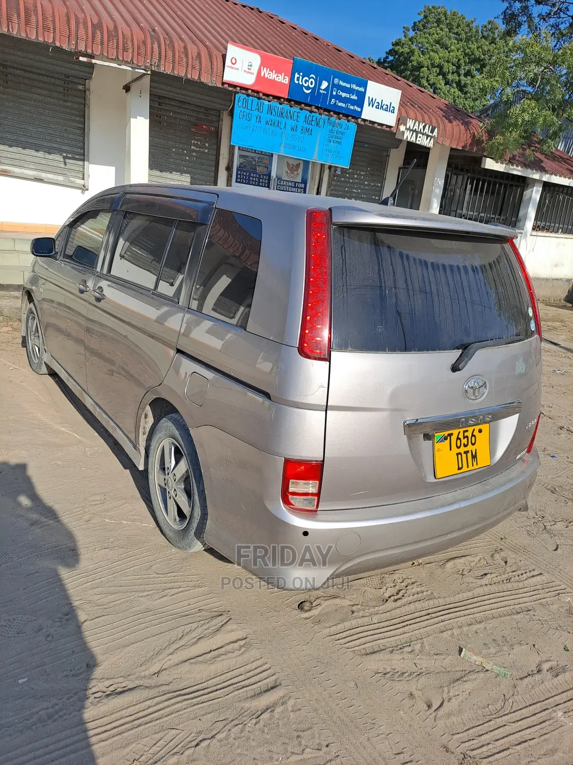 Toyota ISIS 1.8 L 2005 Gold