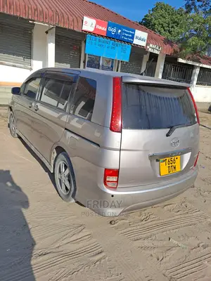 Toyota ISIS 1.8 L 2005 Gold