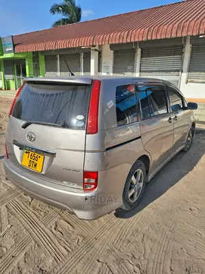 Toyota ISIS 1.8 L 2005 Gold