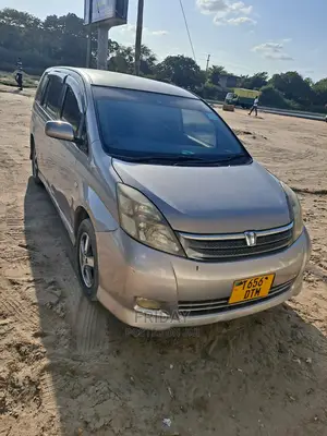 Toyota ISIS 1.8 L 2005 Gold