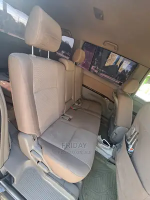 Toyota ISIS 1.8 L 2005 Gold