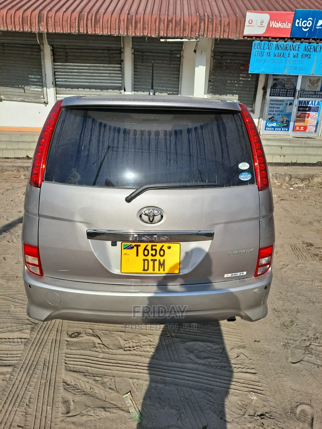 Toyota ISIS 1.8 L 2005 Gold